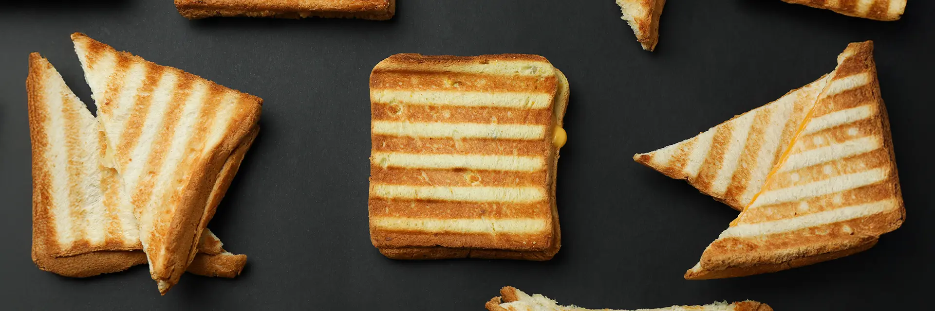 Anwendungsbeispiel des Industriedesigns: Toaster im Einsatz mit goldbraunem Toast für ein intuitives Nutzererlebnis.