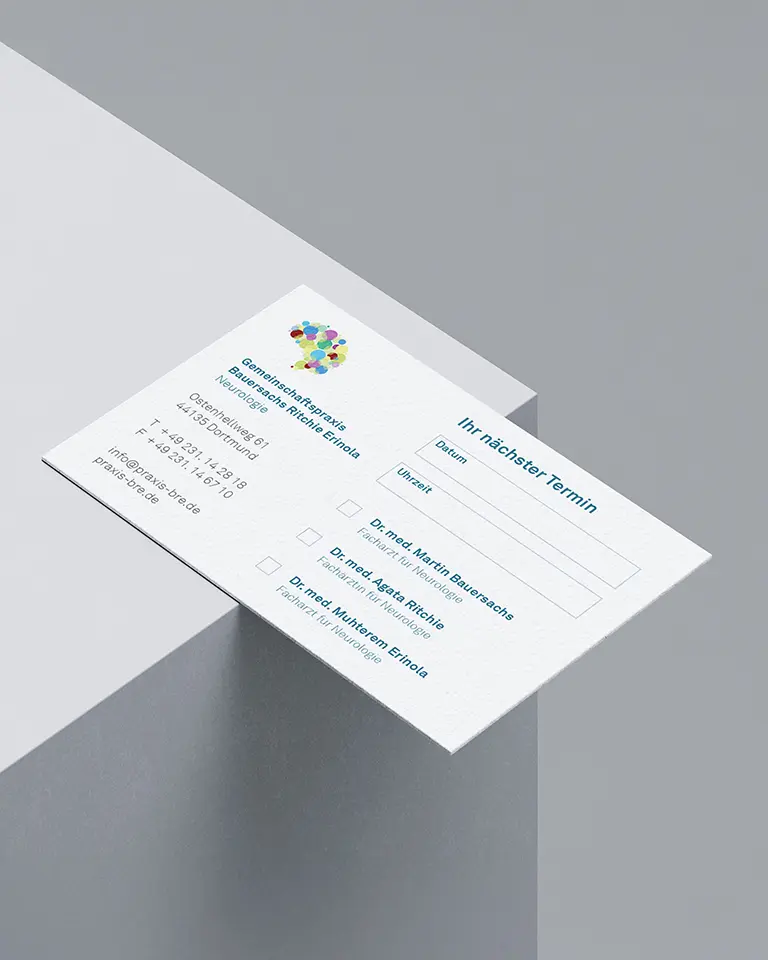 Terminkarten im Corporate Design der neurologischen Praxis Bauersachs Ritchie Erinola, übersichtliches Layout für Patienten