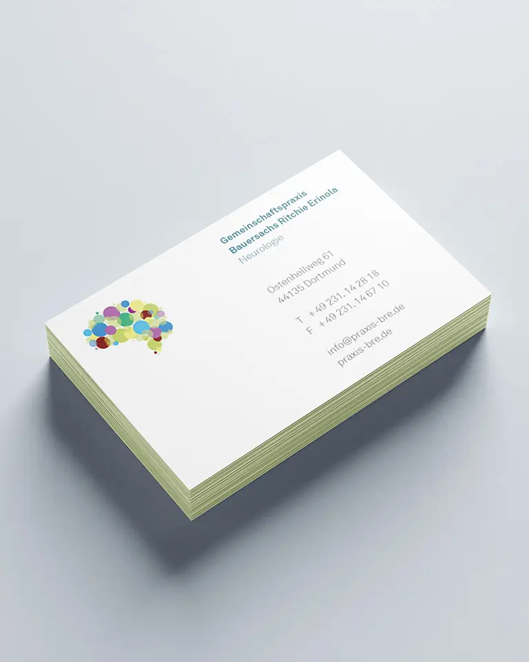 Visitenkarten im Corporate Design der neurologischen Praxis Bauersachs Ritchie Erinola, klare Typografie und strukturierte Gestaltung