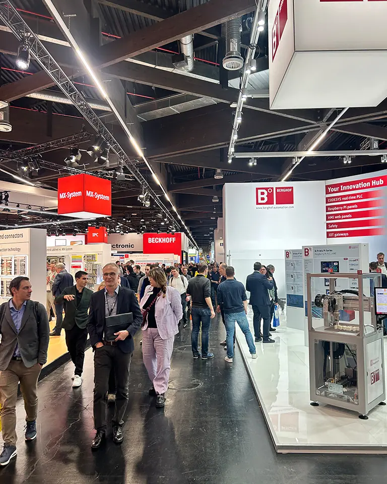 Besucher auf einer Fachmesse beim Austausch über Produkte und Innovationen