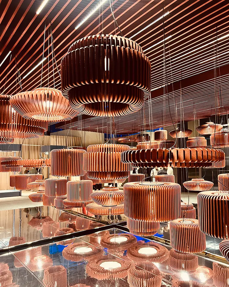 Außergewöhnliche Lichtinstallation mit dekorativen Leuchten und kreativer Gestaltung