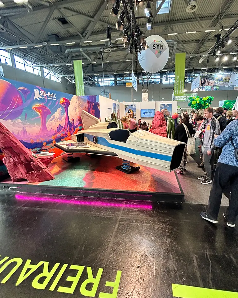 Kreatives Outdoor-Spielgerät in Form eines Raumschiffs mit Fokus auf kindgerechtes Produktdesign