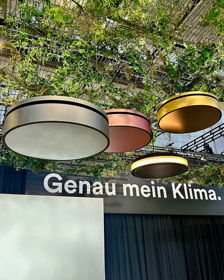 Technische Klimasysteme auf einer Fachmesse für Gebäudetechnik